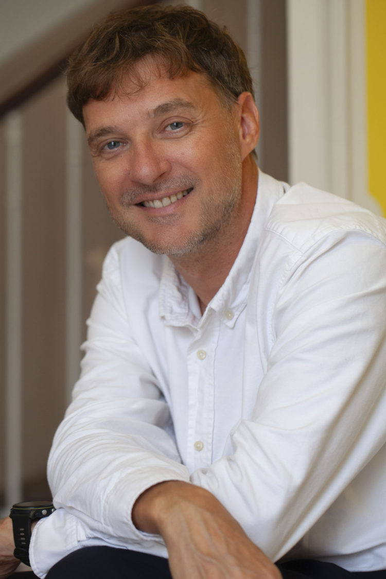 Portrait, François Gougeon, co fondateur de Happy to meet you, cabinet de recrutement, nouveaux locaux du siège, 27 quai Chateaubriand, Rennes, Bretagne, France ©Natacha Soury pour Hélys; Groupement d'Employeurs.
